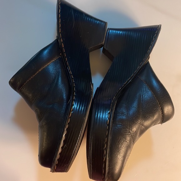 BOC/BORN Mules (available 12/5) - Picture 2 of 11